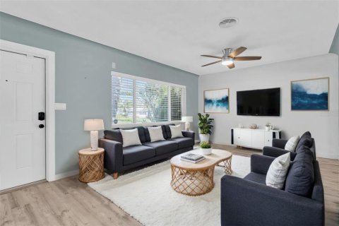 House in Saint Petersburg, Florida 3 bedrooms, 134.62 sq.m. № 1847237 - photo 5