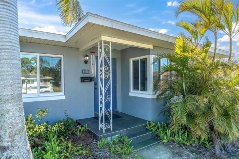House in Saint Petersburg, Florida 3 bedrooms, 134.62 sq.m. № 1847237 - photo 3