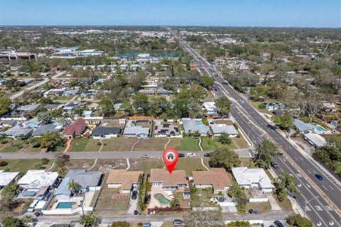 House in Saint Petersburg, Florida 3 bedrooms, 134.62 sq.m. № 1847237 - photo 1