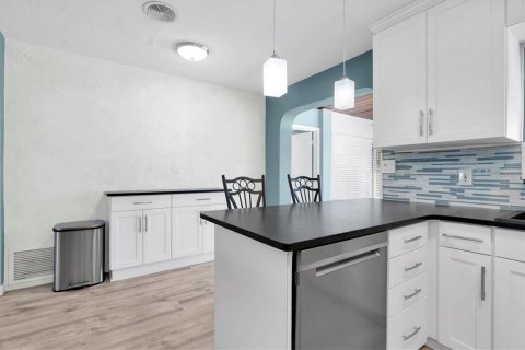 House in Saint Petersburg, Florida 3 bedrooms, 134.62 sq.m. № 1847237 - photo 15