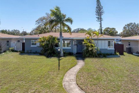 House in Saint Petersburg, Florida 3 bedrooms, 134.62 sq.m. № 1847237 - photo 2