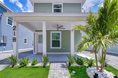 House in Bradenton, Florida 3 bedrooms, 142.7 sq.m. № 2236600