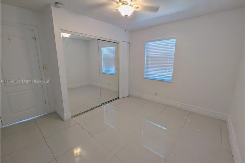 House in Miami, Florida 3 bedrooms, 102.01 sq.m. № 1704880 - photo 16