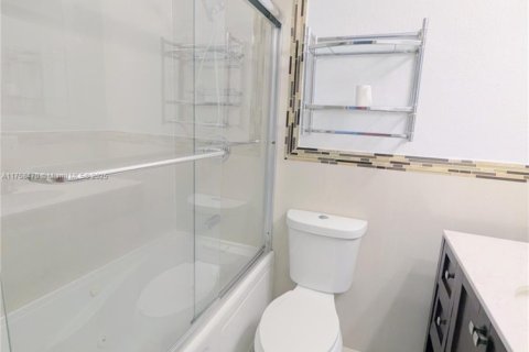 House in Miami, Florida 3 bedrooms, 102.01 sq.m. № 1704880 - photo 18