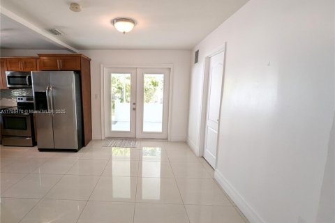 House in Miami, Florida 3 bedrooms, 102.01 sq.m. № 1704880 - photo 9