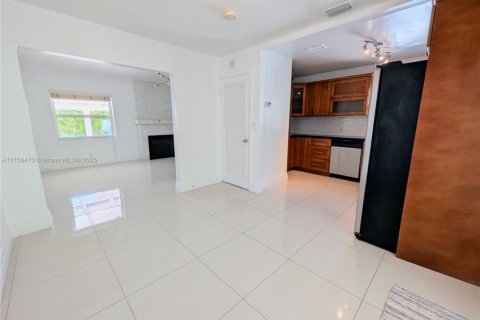 House in Miami, Florida 3 bedrooms, 102.01 sq.m. № 1704880 - photo 11