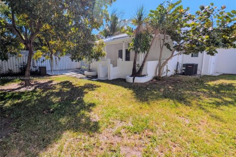 House in Miami, Florida 3 bedrooms, 102.01 sq.m. № 1704880 - photo 25