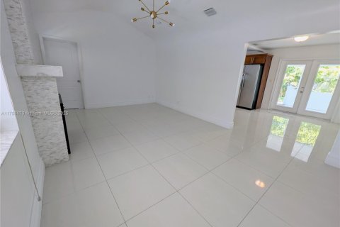 House in Miami, Florida 3 bedrooms, 102.01 sq.m. № 1704880 - photo 3