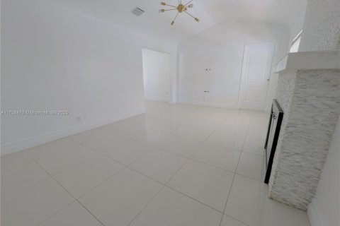 House in Miami, Florida 3 bedrooms, 102.01 sq.m. № 1704880 - photo 2