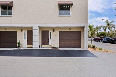 Townhouse in Tierra Verde, Florida 2 bedrooms, 162.58 sq.m. № 2214848 - photo 5