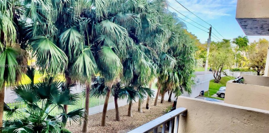 Кондоминиум с 1 спальней в Норт-Майами, Флорида № 1958035