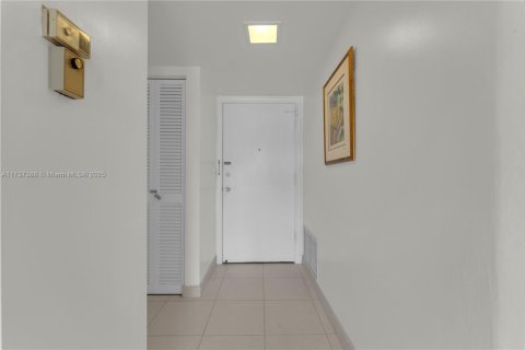 Купить кондоминиум в Халландейл-Бич, Флорида 1 спальня, 78.97м2, № 1958711 - фото 17