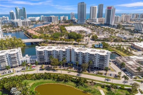 Купить кондоминиум в Халландейл-Бич, Флорида 1 спальня, 78.97м2, № 1958711 - фото 29