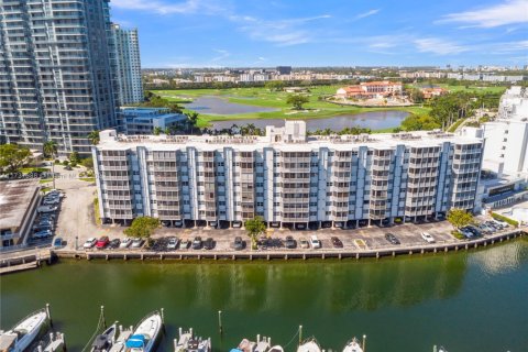 Купить кондоминиум в Халландейл-Бич, Флорида 1 спальня, 78.97м2, № 1958711 - фото 1