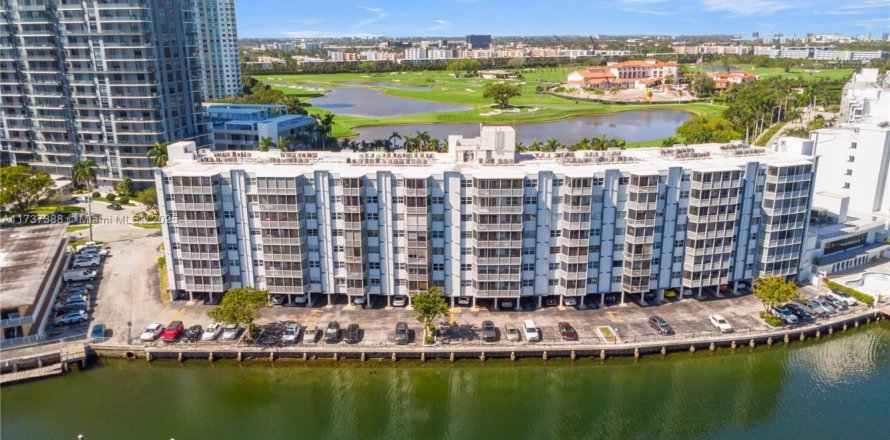 Кондоминиум с 1 спальней в Халландейл-Бич, Флорида № 1958711