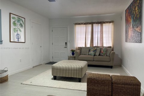 Casa en venta en Miami, Florida, 4 dormitorios, 143.44 m2 № 1770649 - foto 4