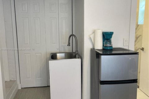 Casa en venta en Miami, Florida, 4 dormitorios, 143.44 m2 № 1770649 - foto 24