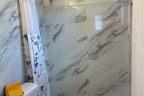 Casa en venta en Miami, Florida, 4 dormitorios, 143.44 m2 № 1770649 - foto 21
