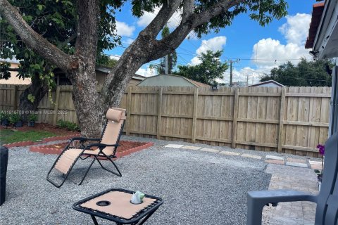 Casa en venta en Miami, Florida, 4 dormitorios, 143.44 m2 № 1770649 - foto 25