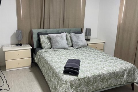 Casa en venta en Miami, Florida, 4 dormitorios, 143.44 m2 № 1770649 - foto 16