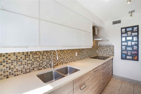 Condo in Miami Beach, Florida, 1 bedroom  № 1975770 - photo 25