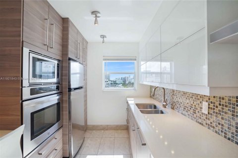 Condo in Miami Beach, Florida, 1 bedroom  № 1975770 - photo 26