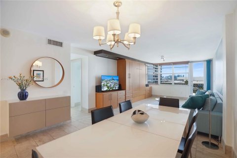 Condo in Miami Beach, Florida, 1 bedroom  № 1975770 - photo 15
