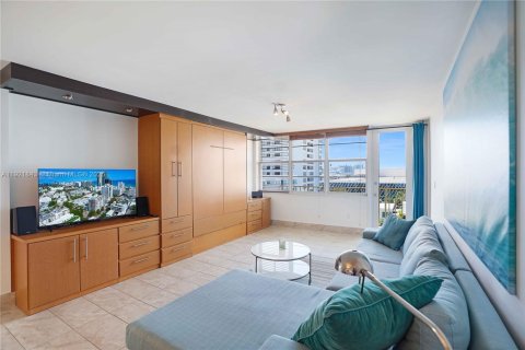 Condo in Miami Beach, Florida, 1 bedroom  № 1975770 - photo 8