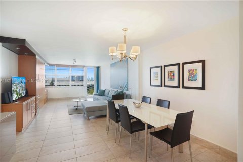 Condo in Miami Beach, Florida, 1 bedroom  № 1975770 - photo 14