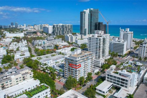 Condo in Miami Beach, Florida, 1 bedroom  № 1975770 - photo 1