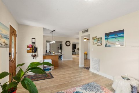 House in Pinellas Park, Florida 3 bedrooms, 193.52 sq.m. № 1902932 - photo 15