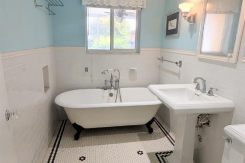 House in Hollywood, Florida 2 bedrooms, 159.05 sq.m. № 2262328 - photo 17