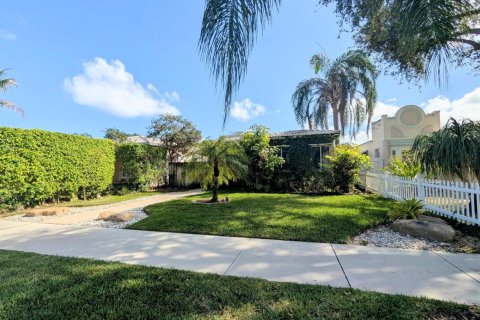 House in Hollywood, Florida 2 bedrooms, 159.05 sq.m. № 2262328