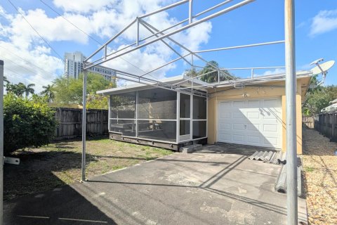 House in Hollywood, Florida 2 bedrooms, 159.05 sq.m. № 2262328 - photo 2