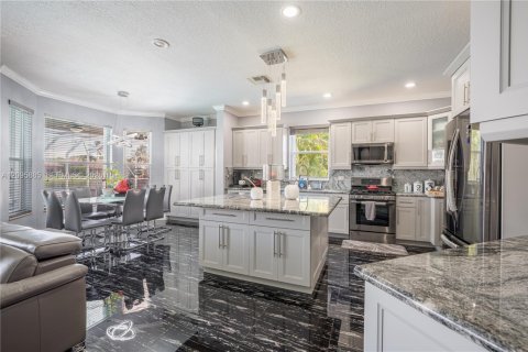 House in Pembroke Pines, Florida 4 bedrooms, 320.79 sq.m. № 2392973 - photo 13
