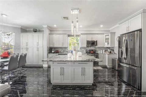 House in Pembroke Pines, Florida 4 bedrooms, 320.79 sq.m. № 2392973 - photo 14