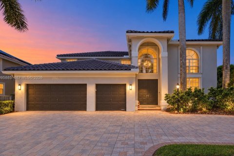 House in Pembroke Pines, Florida 4 bedrooms, 320.79 sq.m. № 2392973