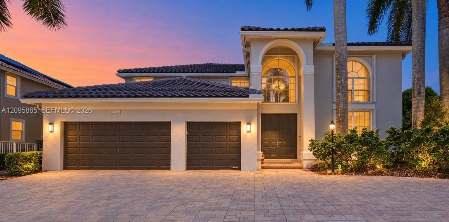 House in Pembroke Pines, Florida 4 bedrooms, 320.79 sq.m. № 2392973