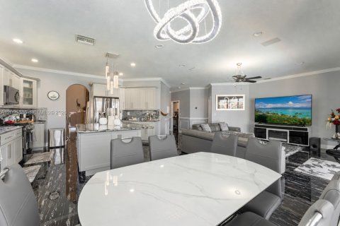 House in Pembroke Pines, Florida 4 bedrooms, 320.79 sq.m. № 2392973 - photo 11