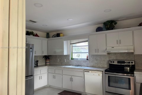 Villa ou maison à vendre à Tamarac, Floride: 3 chambres, 222.5 m2 № 2061205 - photo 12