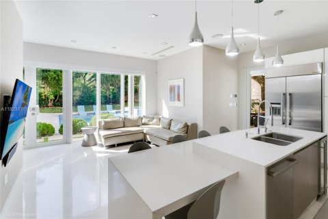 Купить виллу или дом в Майами, Флорида 5 спален, № 1986659 - фото 14