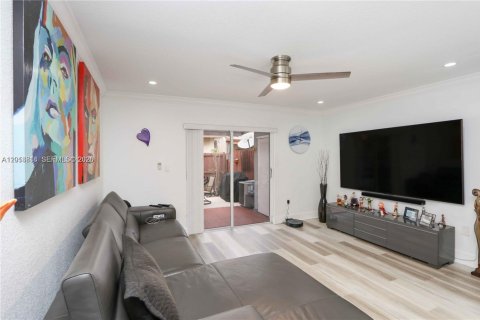 Townhouse in Sweetwater, Florida 2 bedrooms, 70.98 sq.m. № 2075677 - photo 2