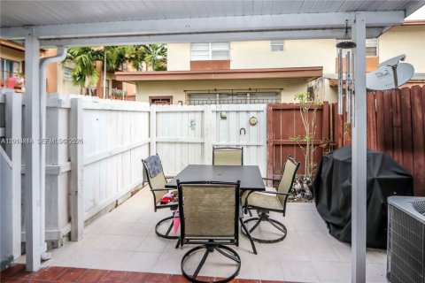 Townhouse in Sweetwater, Florida 2 bedrooms, 70.98 sq.m. № 2075677 - photo 7