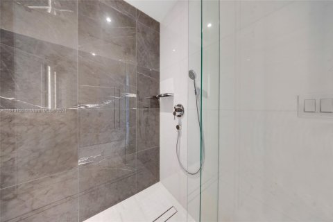 Condo in Miami, Florida, 2 bedrooms  № 1704128 - photo 22