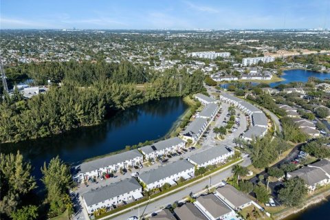 Touwnhouse à Miami, Floride 3 chambres, 141.58 m2 № 2110285