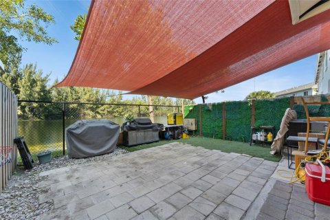 Townhouse in Miami, Florida 3 bedrooms, 141.58 sq.m. № 2110285 - photo 20