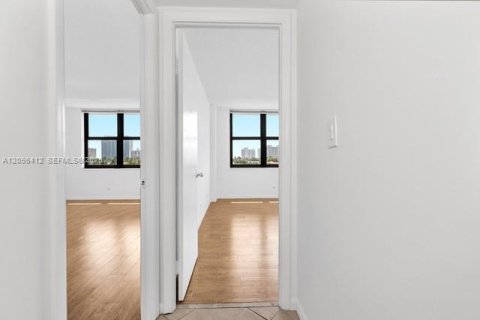 Купить кондоминиум в Бей-Харбор-Айлендс, Флорида 2 спальни, 120.77м2, № 2168305 - фото 13