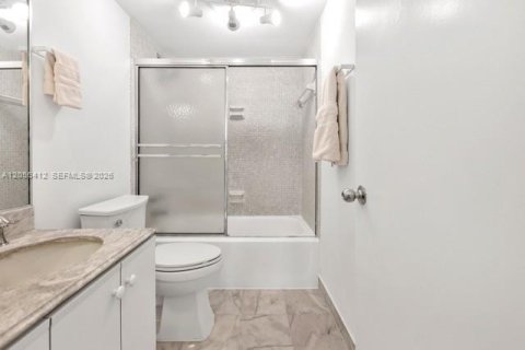 Купить кондоминиум в Бей-Харбор-Айлендс, Флорида 2 спальни, 120.77м2, № 2168305 - фото 12