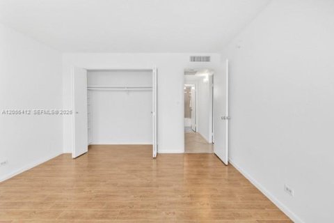 Купить кондоминиум в Бей-Харбор-Айлендс, Флорида 2 спальни, 120.77м2, № 2168305 - фото 15