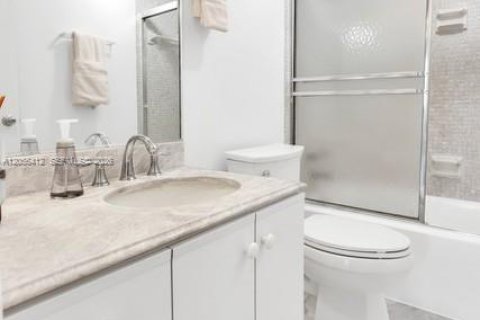 Купить кондоминиум в Бей-Харбор-Айлендс, Флорида 2 спальни, 120.77м2, № 2168305 - фото 11